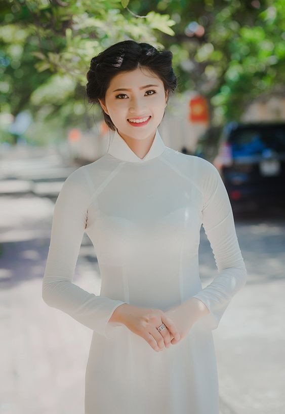 Áo dài màu trắng gạo cổ cao