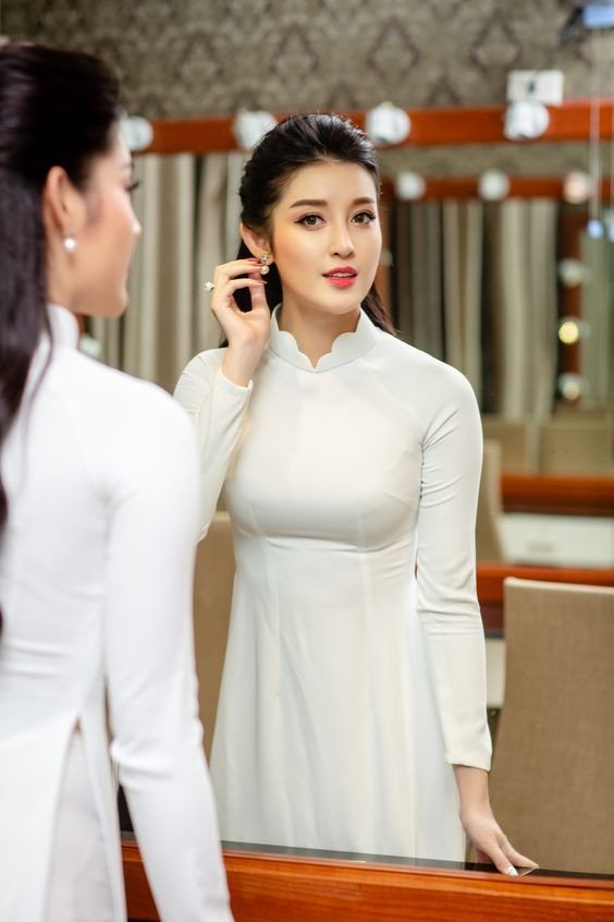 Áo dài màu trắng gạo tinh khôi