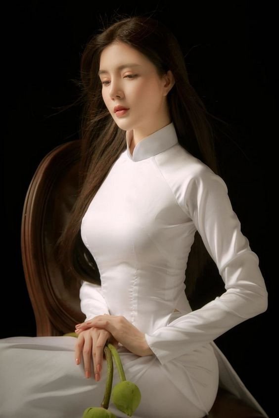 Áo dài truyền thống màu trắng gạo