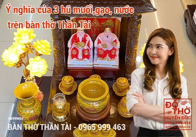 Ba hũ muối gạo nước đặt trên bàn thờ Thần Tài, biểu tượng của sự đủ đầy