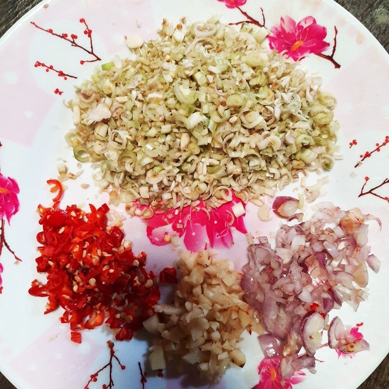 Băm nhỏ sả, ớt, tỏi, hành tím cho món ốc gạo xào sả ớt đậm đà