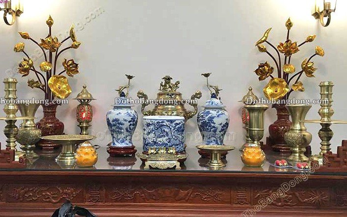 Bàn thờ gia tiên với các vật phẩm thờ cúng truyền thống bao gồm hũ gạo, hũ muối và bát hương