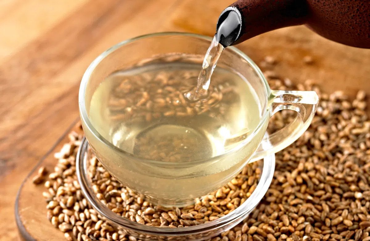Bảng so sánh dinh dưỡng gạo lứt và gạo trắng, làm nổi bật lợi ích của nước gạo lứt rang