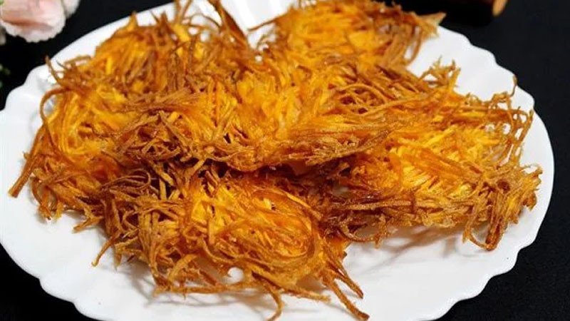 Bánh khoai lang chiên vàng ruộm, giòn tan bên ngoài, mềm bùi bên trong