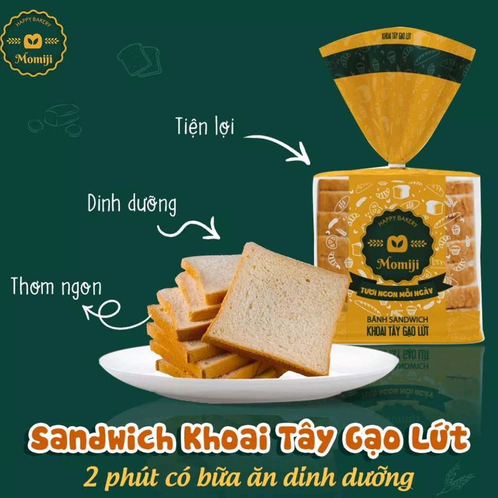 Bánh mì khoai tây gạo lứt thơm ngon, lát cắt vàng óng, đặt trên đĩa gỗ sang trọng