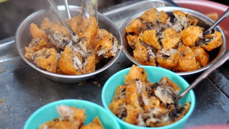 Bánh rán mặn Hà Nội nóng hổi, giòn rụm với nhân thịt thơm ngon