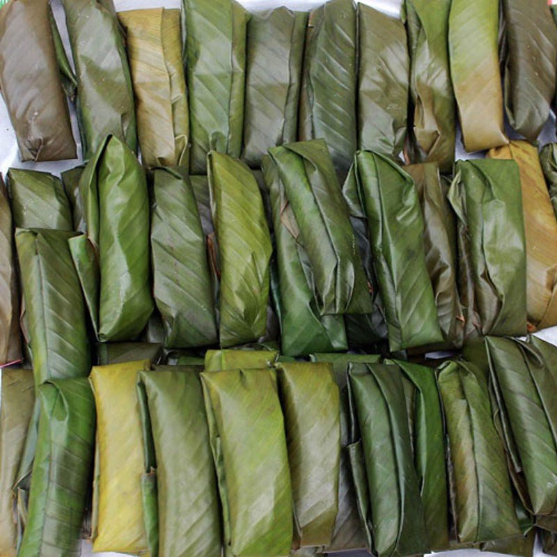 Bánh tẻ đang được hấp trong xửng