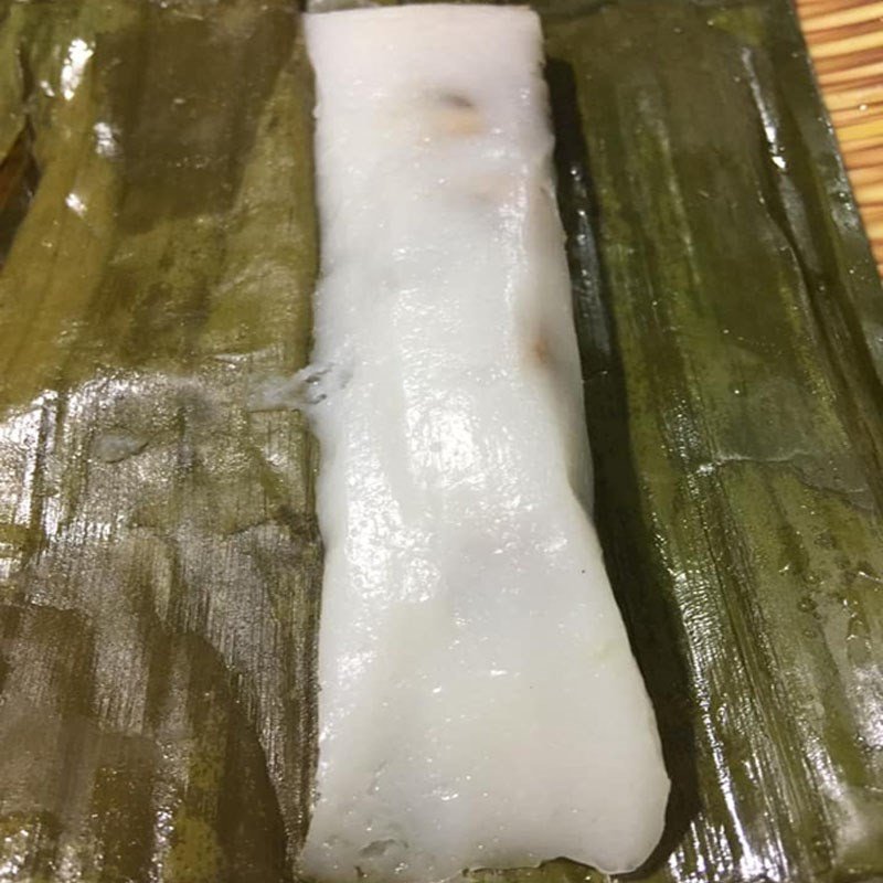 Bánh tẻ nóng hổi vừa hấp xong, thơm lừng mùi lá chuối