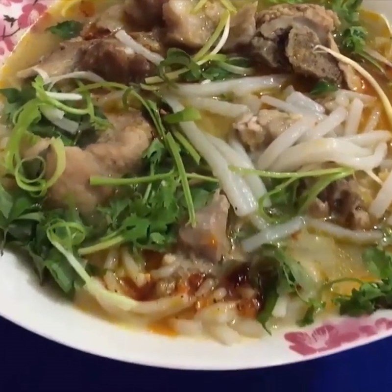Bát bánh canh bột gạo xương heo thành phẩm với rau thơm