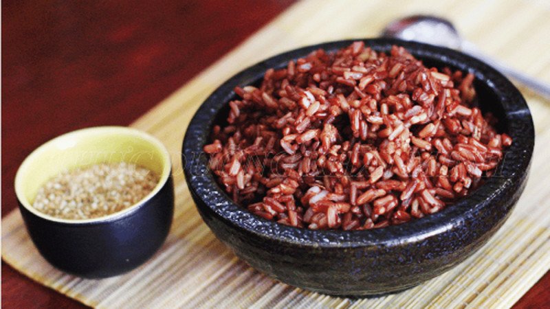 Bát cơm gạo lứt thơm ngon biểu tượng cho chế độ ăn uống lành mạnh