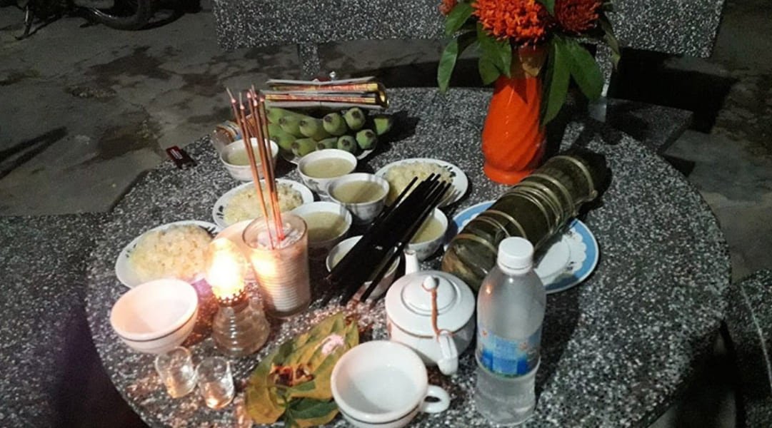 Bát gạo và muối được đặt trên bàn thờ cúng Giao thừa, chuẩn bị rắc