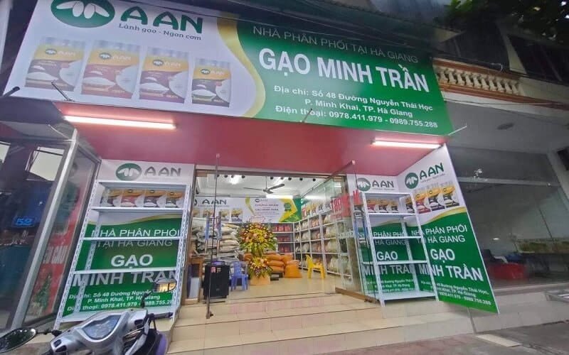 Biển hiệu cửa hàng gạo thu hút ánh nhìn