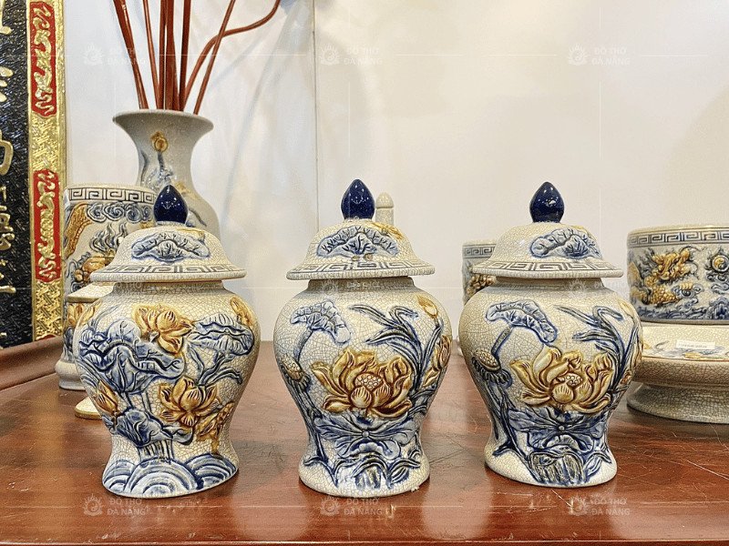 Bộ chóa thờ gốm sứ Bát Tràng dùng để đựng 3 hũ gạo muối nước trên bàn thờ