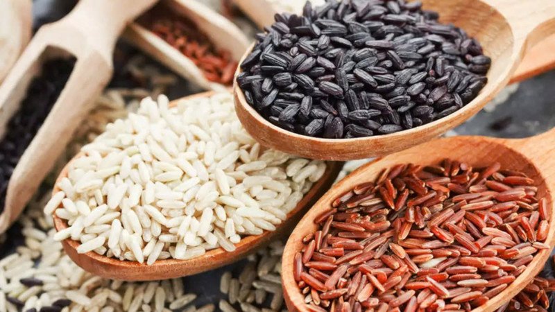Bữa ăn lành mạnh với gạo lứt, rau xanh và protein, tối ưu cho việc giảm cân.
