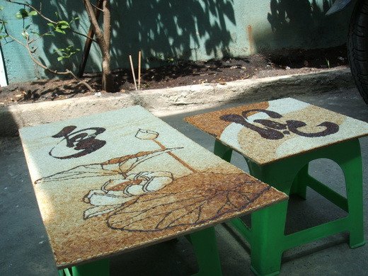 Bức tranh gạo hoàn chỉnh được phủ lớp bảo vệ, minh họa sự bền đẹp của tác phẩm nghệ thuật này