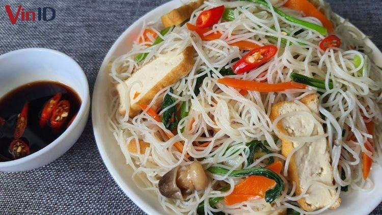 Bún gạo xào chay thanh đạm với giá hẹ