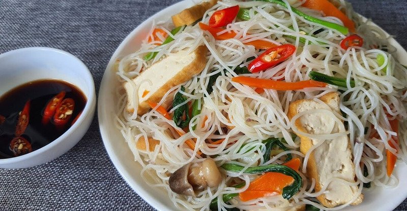 Bún xào chay nóng hổi, tiềm ẩn lượng calo cao có thể ảnh hưởng cân nặng