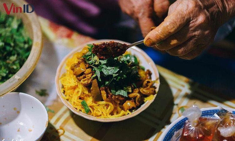 Bún xào lòng gà nghệ đậm đà hương vị Huế