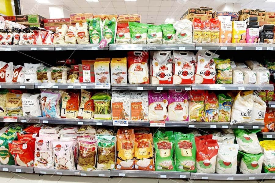 Các loại túi đựng gạo 2kg, 5kg, 10kg được trưng bày tại siêu thị