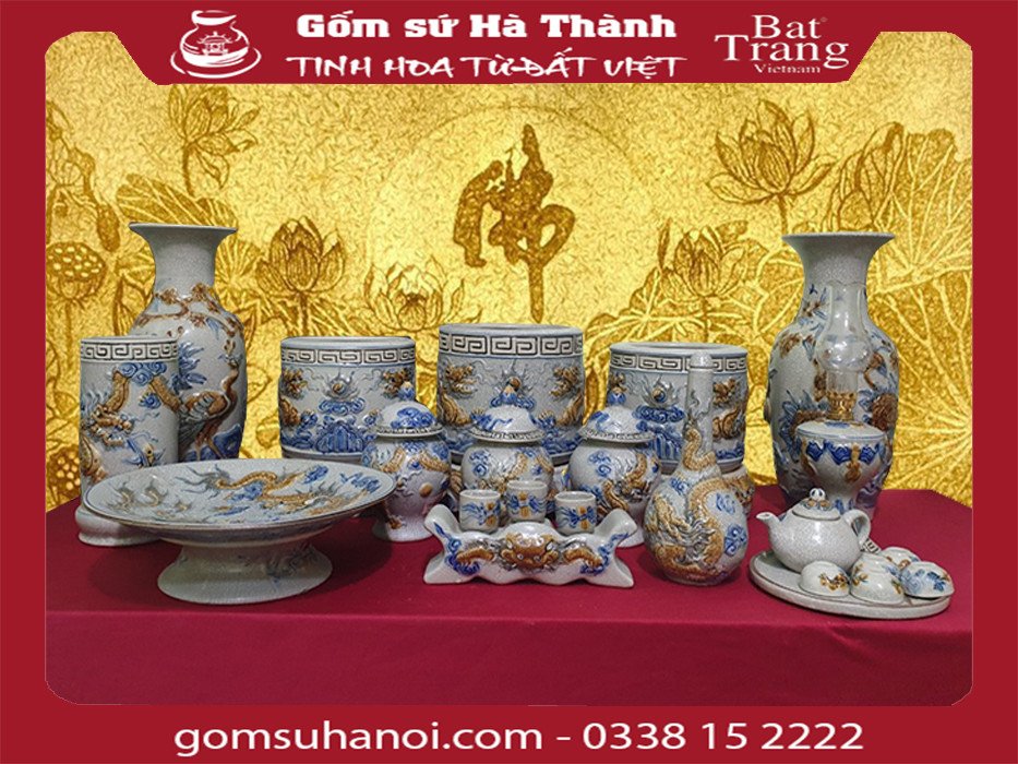 Cách sắp xếp hũ gạo muối nước trên bàn thờ Thần Tài theo hình tam giác, mang lại tài lộc.