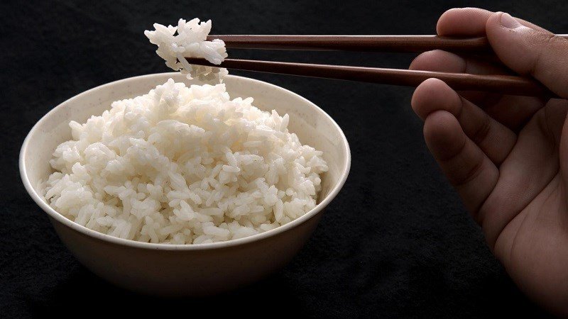 Cân nặng và chén cơm, minh họa cho việc kiểm soát lượng gạo bao nhiêu calo