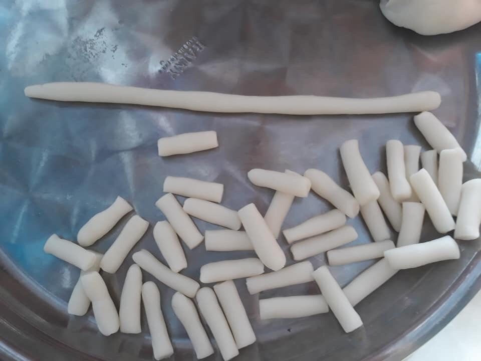 Cắt bột gạo đã nhào thành thanh tokbokki đều đẹp