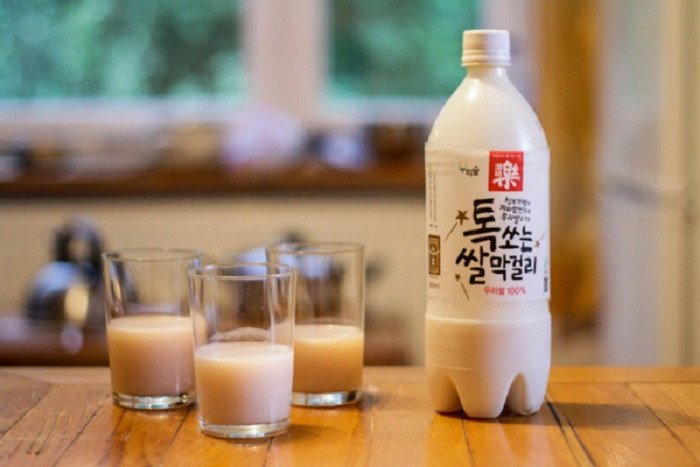 Chai Makgeolli truyền thống và bát uống đặc trưng, thưởng thức rượu gạo Hàn Quốc đúng điệu