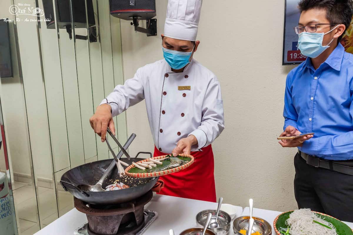 Chế biến bún gạo xào Singapore trên chảo nóng với tôm và rau củ