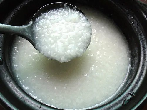 Chén cháo gạo dinh dưỡng, nóng hổi, chuẩn bị cho bé ăn dặm