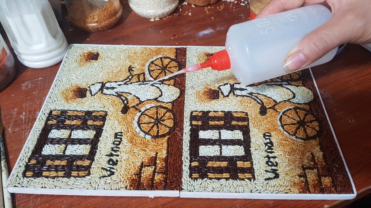 Chi tiết tranh gạo được hoàn thiện với các lớp màu chuyển sắc tự nhiên từ hạt gạo