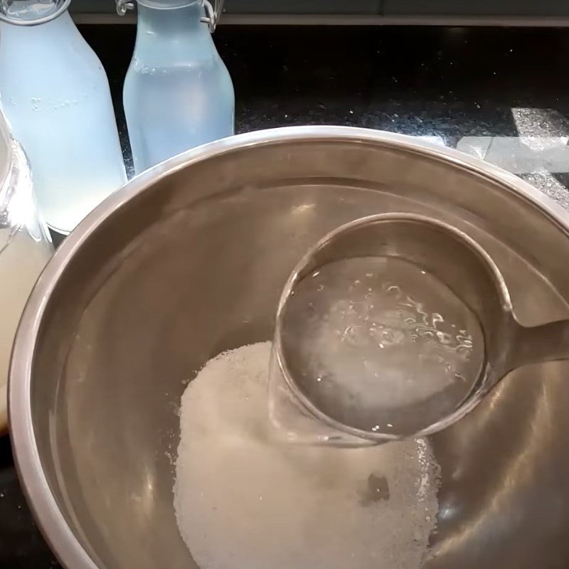Chiết dấm gạo đã thành công ra chai để sử dụng