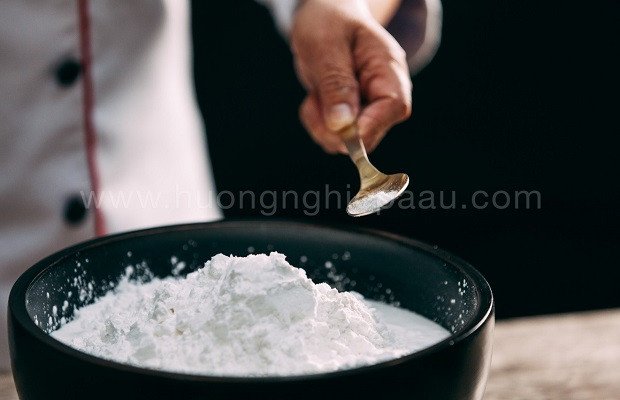 Cho muối vào bột gạo để làm bánh gạo lắc phô mai