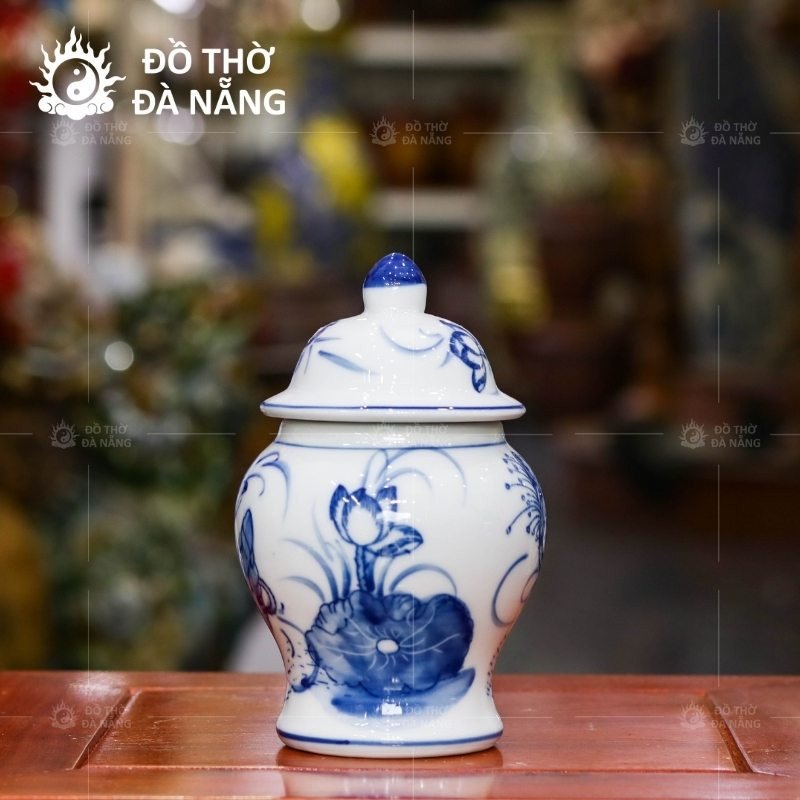 Chóe thờ gốm sứ Bát Tràng men lam với họa tiết hoa sen vẽ tay sống động