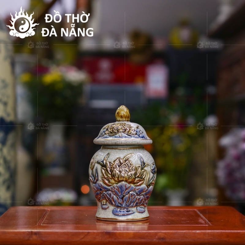 Chóe thờ gốm sứ men rạn vẽ vàng họa tiết hoa sen tinh xảo