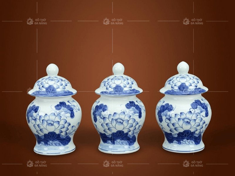 Chóe thờ men lam họa tiết sen dùng đựng nước trên bàn thờ