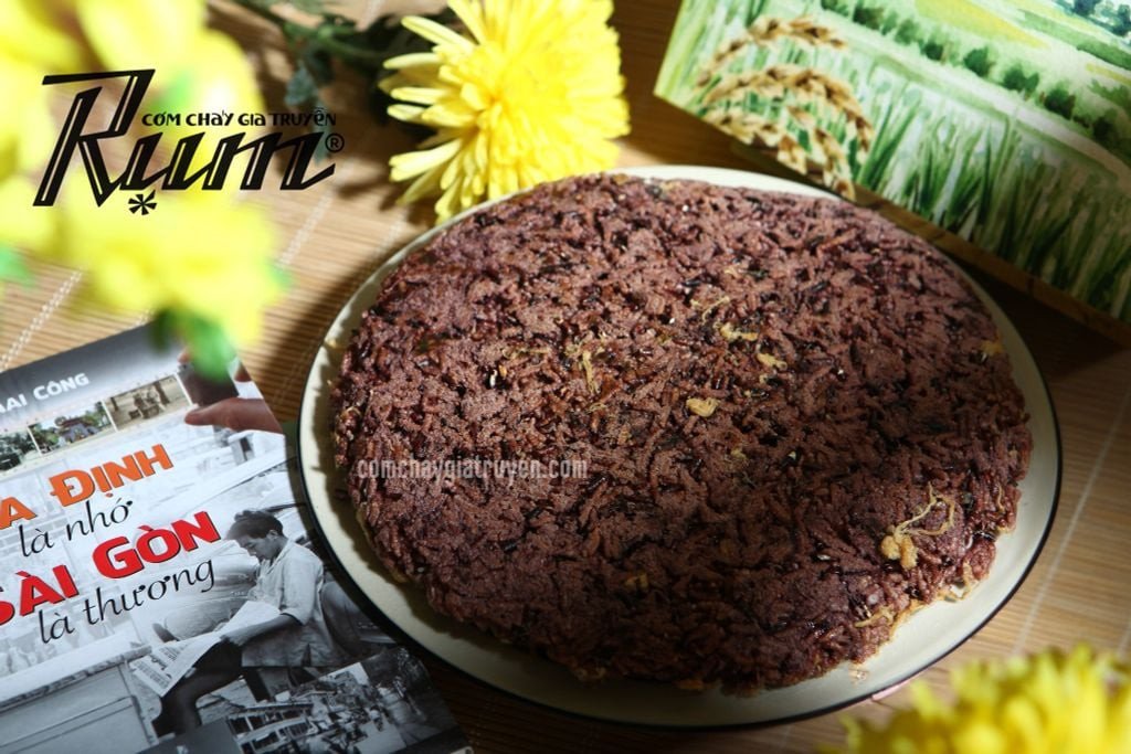 Cơm cháy gạo lứt phủ chà bông đậm đà, món ăn vặt dinh dưỡng