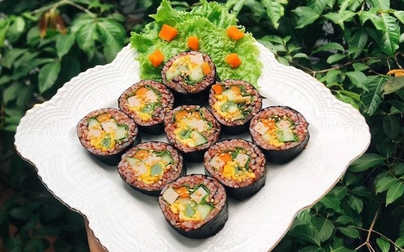 Cơm cuộn gạo lứt đỏ giảm cân