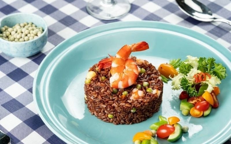 Cơm gạo lứt đỏ chiên hấp dẫn