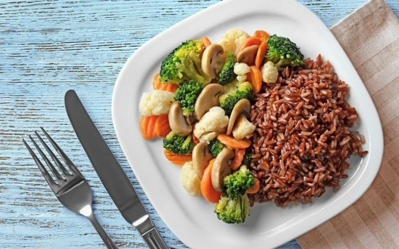 Cơm gạo lứt đỏ trộn rau củ bổ dưỡng