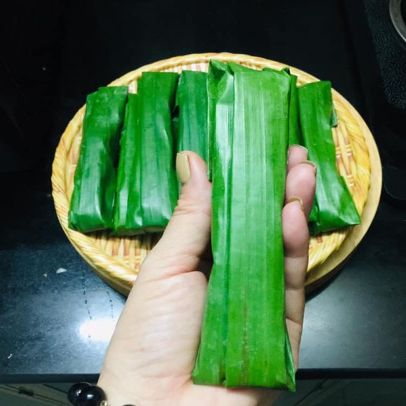 Đặt nhân vào giữa lớp bột khi gói bánh tẻ