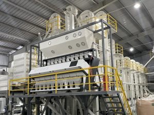 Dây chuyền sản xuất gạo hiện đại tại nhà máy Nam Bình, đảm bảo chất lượng và giá thành cạnh tranh cho thị trường Hà Nội