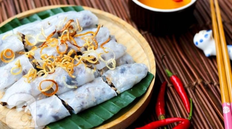 Đĩa bánh cuốn hấp dẫn với nhân thịt mộc nhĩ, chả lụa và rau thơm