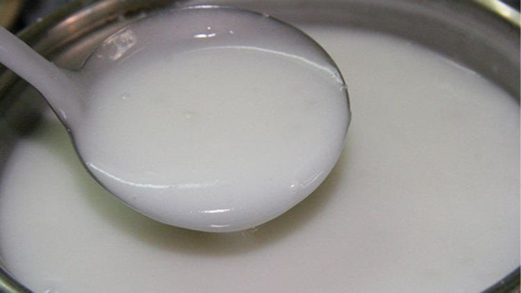 Đĩa bánh cuốn nóng hổi, nhân thịt mộc nhĩ thơm ngon