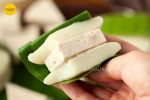 Đĩa bánh dày kẹp chả lụa nóng hổi sau khi hấp