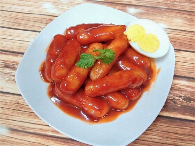 Dĩa bánh gạo cay - topokki hoàn chỉnh với trứng và chả cá