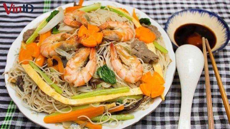 Đĩa bún gạo xào thập cẩm đầy màu sắc hấp dẫn