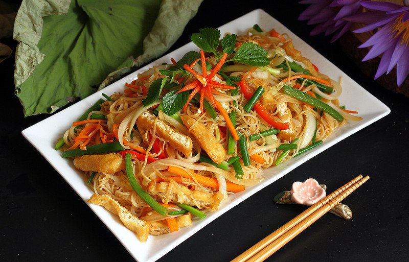 Đĩa bún xào chay thập cẩm nhiều màu sắc, mô tả món ăn chay phổ biến