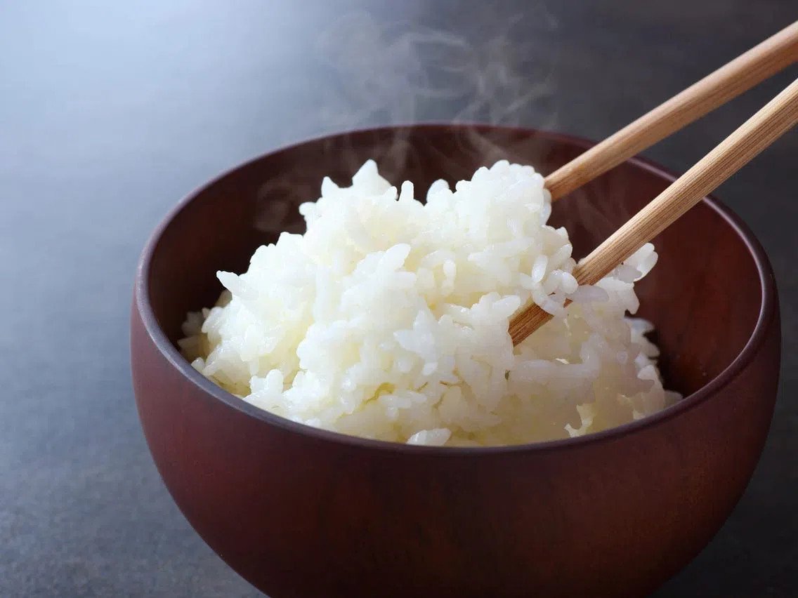 Đĩa cơm trắng thơm ngon, biểu tượng cho việc tính toán 100gr gạo trắng bao nhiêu calo trong bữa ăn hàng ngày.