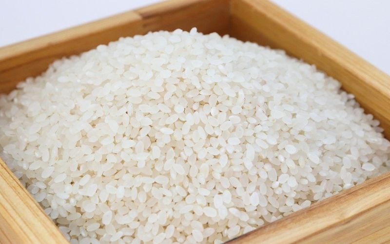 Gạo bị mọt mốc do điều kiện bảo quản kém, nhiệt độ và độ ẩm không phù hợp