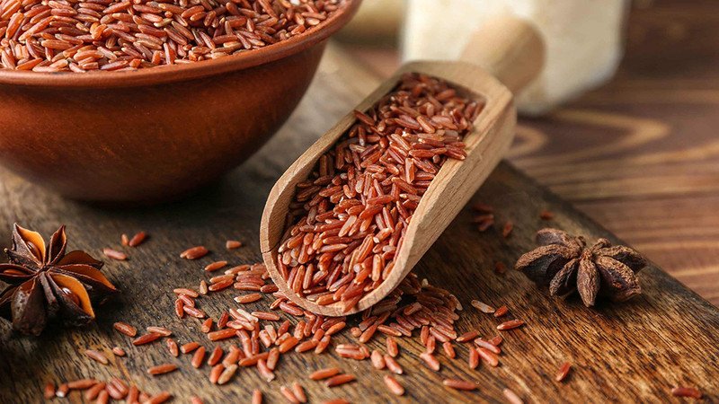 Gạo lứt huyết rồng nguyên hạt, màu nâu đỏ đặc trưng, giàu dinh dưỡng cho sức khỏe